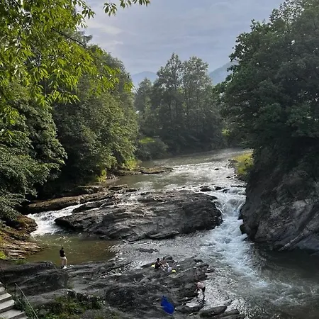 будинок з видом на водоспад Tatil Evi Sheshory